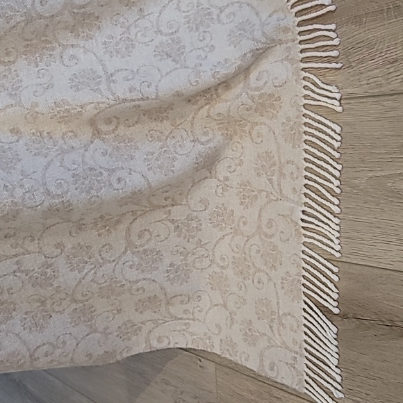 Wool Throw Blanket, Jacquard Design, 100% Virgin Wool, Size 55"x70" - Picture 2 of 11